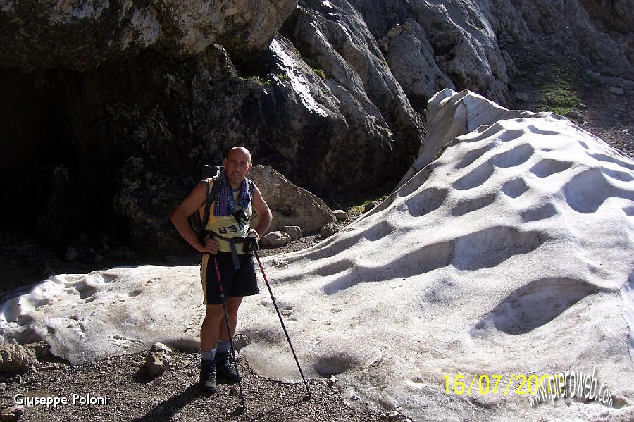 07 Rinaldo all'esterno della grotta .jpg